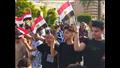 أطفال يرفعون أعلام مصر 