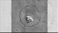 يبدو أحد التلال المتشققة على سطح المريخ مثل وجه الدبدوب