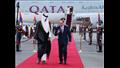 لحظة استقبال الرئيس السيسي أمير قطر بمطار القاهرة