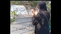 بوسي شلبي أمام قبر زوجها