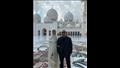 جيسون ستاثام يلتقط صور تذكارية من داخل مسجد الشيخ زايد