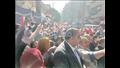 الناخبين يرفعون أعلام مصر أمام اللجان