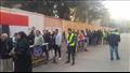 توافد المواطنين على لجان الانتخابات قبل فتحها بأكثر من ساعة