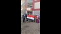 شباب يحملون علم مصر داخل اللجنة الانتخابية