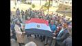 مواطنون يمسكون علم مصر قبل دخول اللجنة