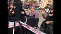 مواطنون يلتقطون الصور التذكارية عقب التصويت في بورسعيد