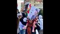 مواطنون يحتفلون بفوز السيسي رئيسًا لمصر أمام مسجد مصطفى محمود