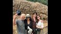 مايكل دوجلاس مع عائلته في زيارة للهند