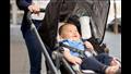 زوجان يتركان طفلهما الرضيع في عربة الأطفال بالمطار