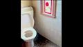 بالفيديو.. رجل يعثر على شيء غير متوقع داخل مرحاض منزله 