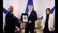 صقر يهدي الرئيس الكرواتي درع المحافظة 