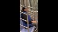 فأر يزحف على جسد رجل في مترو (9)