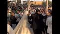 فيها حاجة حلوة.. طلاب جامعيين يتركون "الفان داي" للاحتفال بعروسين (فيديو)