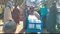 توزيع وجبات على فرق الانقاذ
