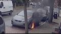 رجل يُشعل النار في سيارة ويضرب مالكها 