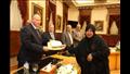 محافظ القاهرة يسلم 15 عقد تقنين أوضاع لأصحاب ورش شق الثعبان