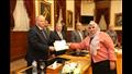 محافظ القاهرة يسلم 15 عقد تقنين أوضاع لأصحاب ورش شق الثعبان