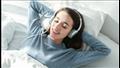 أضرار النوم مع تشغيل سماعات الأذن
