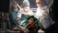 أثناء عملية جراحية بالمخ.. مريضة تتغلب على الألم وتعزف الكمان "فيديو"