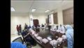 أول يوم رمضان.. رئيس جامعة أسيوط يتناول الإفطار وسط أطباء مستشفى القلب - صور 