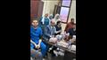 رئيس جامعة أسيوط يتناول الإفطار وسط أطباء مستشفى القلب