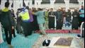 فيديو كارثي لـ رجل يقتحم مسجدا ويعتدي على الإمام