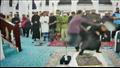 فيديو كارثي لـ رجل يقتحم مسجدا ويعتدي على الإمام