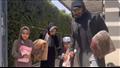تامر حسني يصطحب أبناءه لأداء الصلاة  