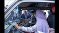 محافظ الإسكندرية يلتقي سيدة تعمل سائق أجرة (3)