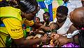 تطعيم صبي ضد الملاريا في كينيا