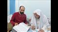 مُسن يكتب القرآن كاملاً بخط يده