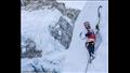 أول مبتور ساقين في العالم يتسلق جبل إيفرست 