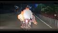 أب يحمل جثة ابنته على دراجته   صورة من الفيديو