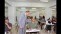 عميد كلية يحمل طفلة داخل لجنة امتحان في طنطا (3)