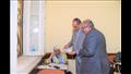عميد كلية يحمل طفلة داخل لجنة امتحان في طنطا (4)