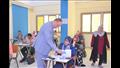 عميد كلية يحمل طفلة داخل لجنة امتحان في طنطا (8)