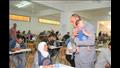عميد كلية يحمل طفلة داخل لجنة امتحان في طنطا (13)