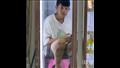 شاب صيني يجلس داخل الثلاجة- والسبب مفاجأة