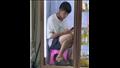 شاب صيني يجلس داخل الثلاجة- والسبب مفاجأة