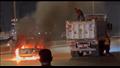سائق عربة نقل يطفىء سيارة تحترق (2)