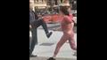 رجل يركل امرأة ويسقطها على الأرض - لن تتوقع ما حدث "فيديو"