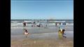 طلاب الثانوية يستمتعون بالإجازة على شواطئ بورسعيد (2)