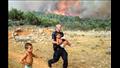 شرطي يوناني ينقذ طفلا من الحريق