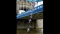 ستيف أو يقفز من أعلي جسر لندن