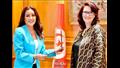 وزيرة الثقافة التونسية تكرم النجمة لطيفة