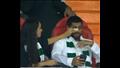  لقطة عفوية بين زوجين خلال مباراة كرة قدم تشعل مواقع التواصل الاجتماعي