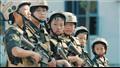 أطفال صينيون يحملون السلاح