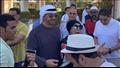رئيس الإمارات يلتقط الصورة التذكارية مع المواطنين 