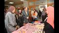 محافظ أسيوط ورئيس المجلس القومي للمرأة داخل معرض المنتجات اليدوية