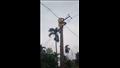 فيديو.. امرأة هندية تنهال بالضرب على موظف كهرباء